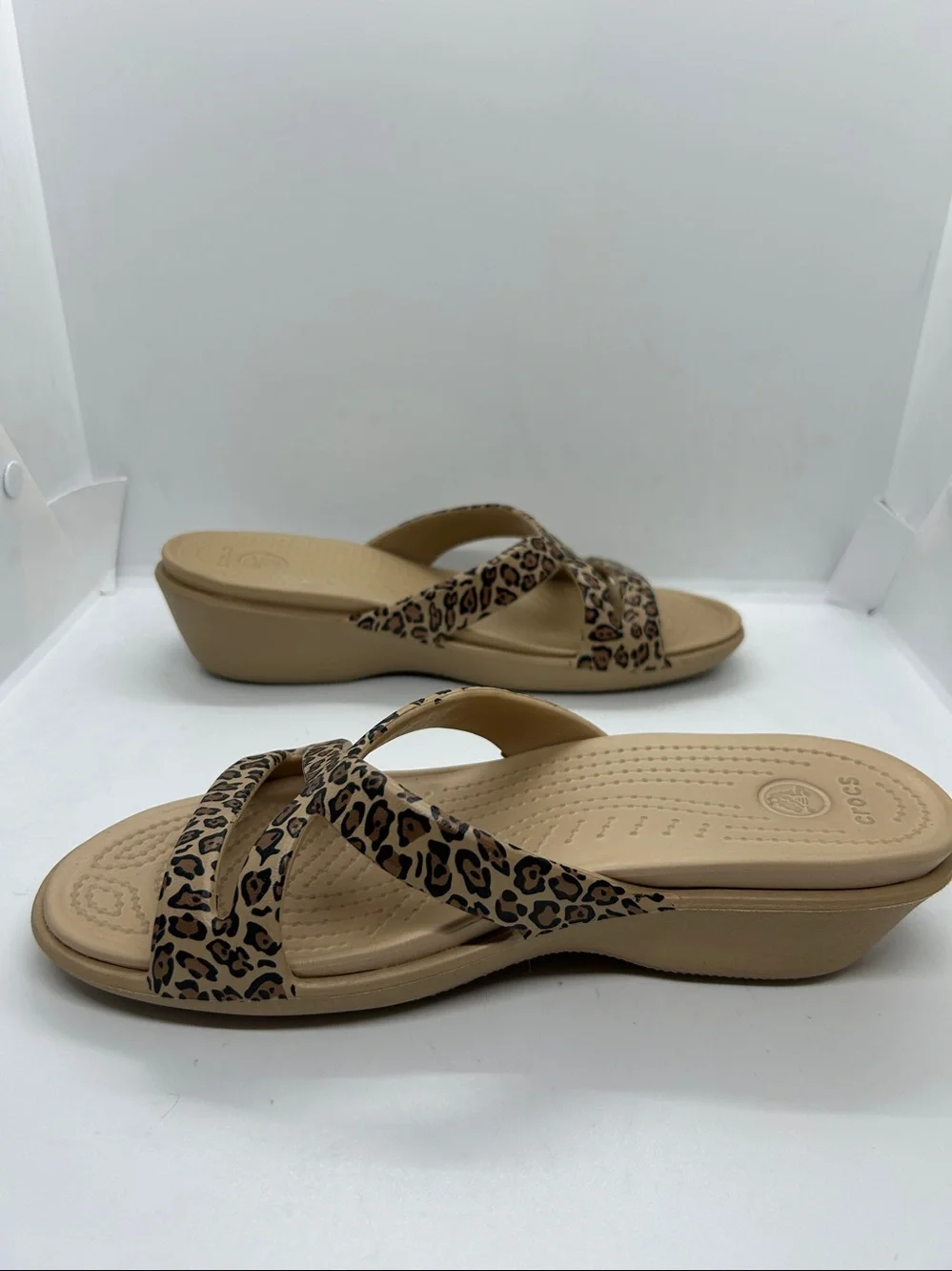 Crocs Sandals Women Sz 8 Leopard Cheetah Print Wedge Strappy Slides Animal Print - Picture 4 of 15